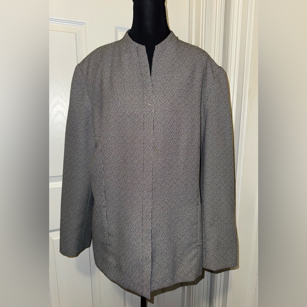 Blacker Elegant Black/White Women's Blazer Size 18